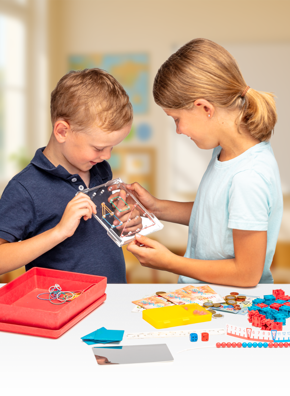 Zwei Kinder spielen mit Schullernmittel von Wissner und betrachten eine transparente Vorlage.